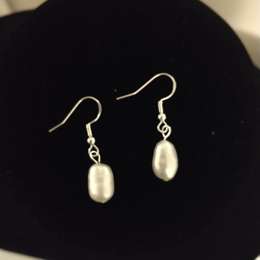 Simple pearl earrings